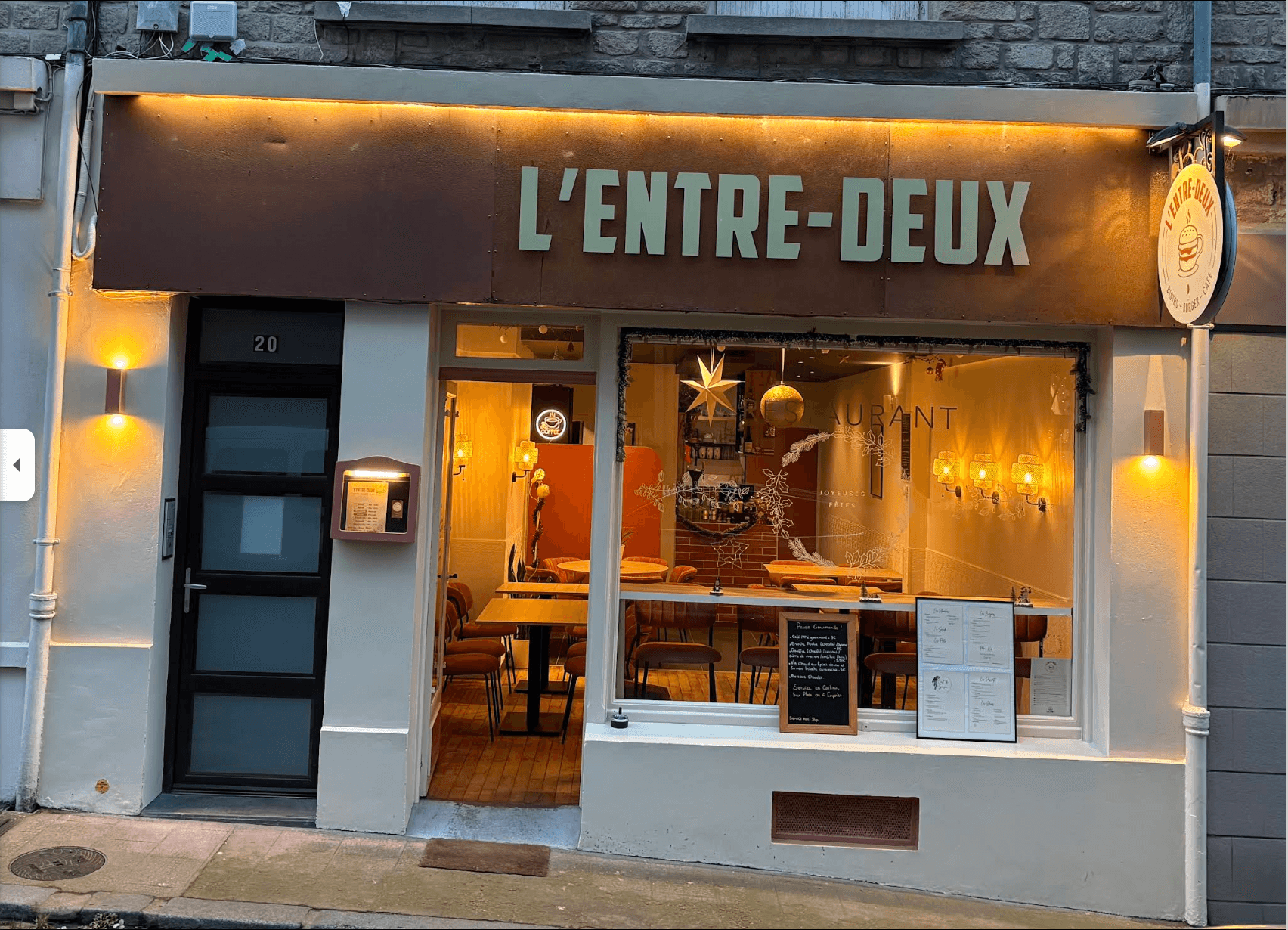 Façade du restaurant L'Entre Deux à Dinard