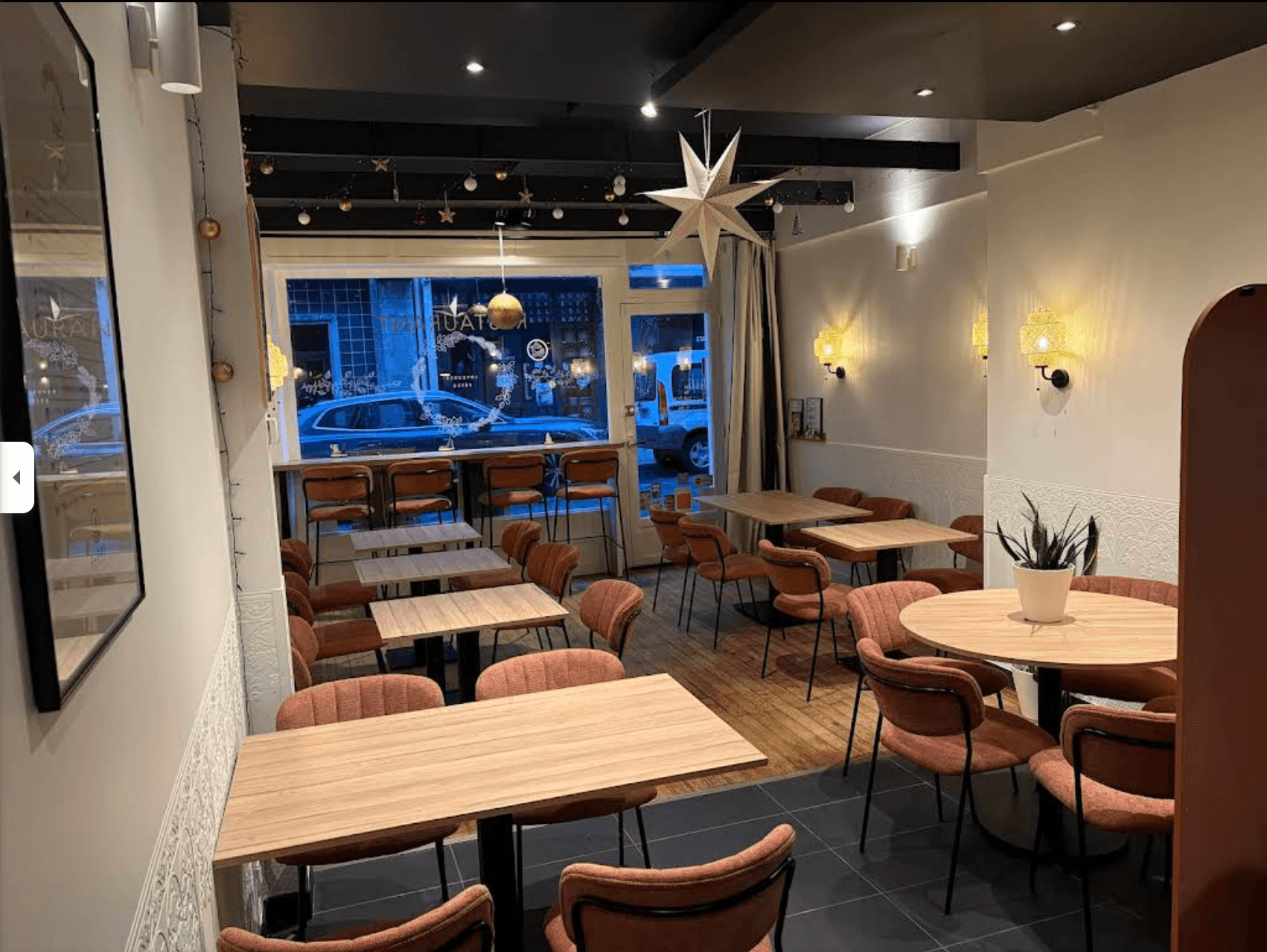 Intérieur chaleureux du restaurant L'Entre Deux